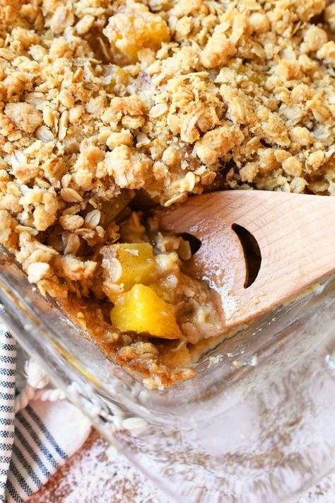 Classic Pineapple Crisp Recipe - Sizzling Eats Pineapple Crisp Easy, Pineapple Chunks Recipes Desserts, Chunk Pineapple Recipes, Pineapple Crisp Recipe, Pineapple Chunks Recipes, Pineapple Cobbler Recipes, Canned Pineapple Recipes, Recipe With Pineapple Chunks, Pineapple Crumble