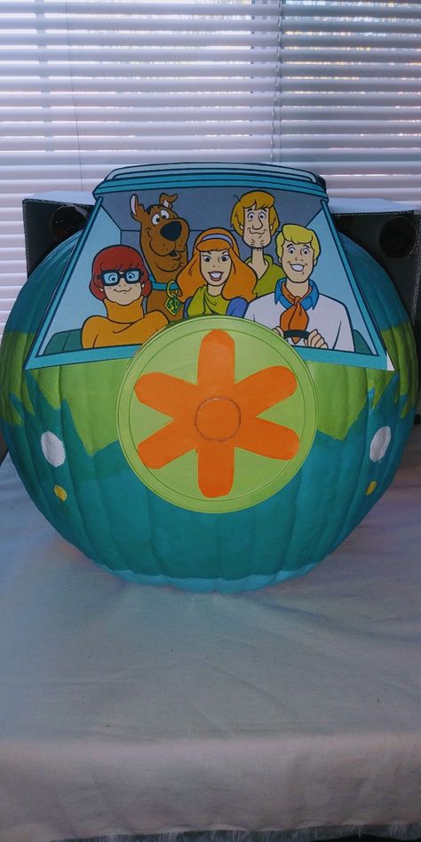 Scooby Do Pumpkins, Mystery Machine Pumpkin, Scooby Doo Pumpkin Painting, Scooby Pumpkin, Scooby Doo Halloween Decorations, Classroom Pumpkin Decorating, Scooby Doo Pumpkin, Pizza Pumpkin, Scooby Halloween