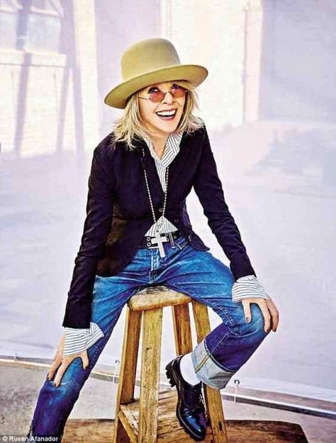 Diane Keaton-Ageless Style Diane Keaton Hats, Diane Keaton Style 70s, Diana Keaton, Dianne Keaton, Style Icons Women, Cindy Hattersley, Bedroom Scene, Palazzo Trousers, Diane Keaton