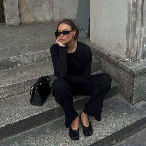 The "Controversial" Flat Shoes People in London and Paris Are Wearing Nonstop Tabi Shoes Outfit, Black Flats Outfit, Ballerina Flats Outfit, Autumn Mood Board, Ballet Flats Outfit, Ballerina Outfit, Distressed Leather Jacket, Black Ballerina, 2024 Fashion Trends