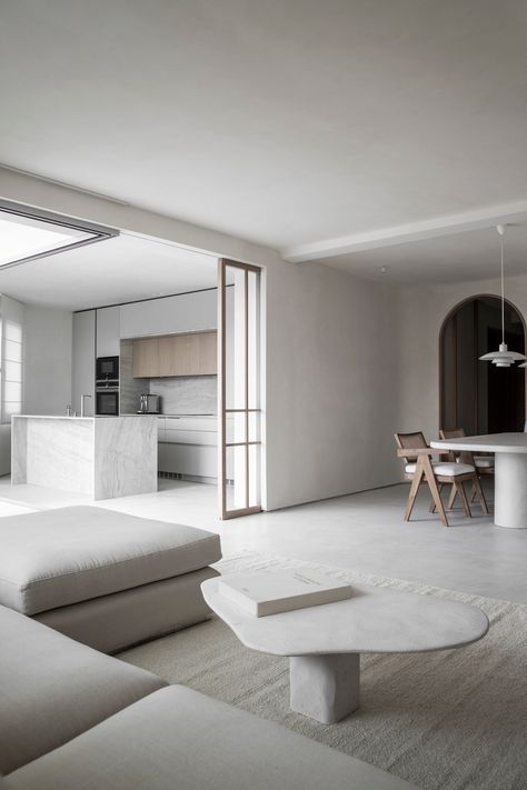 Lorna de Santos ha creado la casa minimalista perfecta: un ático de líneas orgánicas en el barrio de Salamanca de Madrid | Architectural Digest España Minimal Apartment Design, Next Living Room, Next Bedroom, Living Room Transformation, Minimal Interior Design, Interior Minimalista, Minimal Home, Loft Design, Style Deco