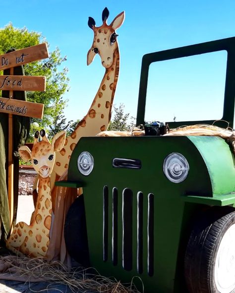 Jeep Photo Booth, Front Table, Babby Shower, Safari Jeep, Jeep Photos, Animal Cakes, Safari Party, Birthday Themes, Safari Theme