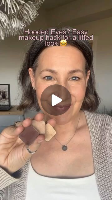 Kim Laughren on Instagram: "SAVE THIS ONE!… Easy makeup hack to help lift those hooded eyes! 🙌 This is a simple 3 color eyeshadow look with a hint of shimmer that’s super easy and perfect for everyday! I used a folder microfiber round cloth in half to get a straight edge but grab whatever you have on hand.   Let me know how this works for you!😊  Give this one a try!  Seint eyeshadow colors: ✨CHAI- all over lid and up onto brow bone if you have hooded eyes like me 😊 ✨ REVIVAL  Matte shade in outer v shape.  ✨SABRINA - shimmer to brighten inner eye corner  Comment “REVIVAL ” if you want the link to shop this look   #easyeyeshadow #easyeyemakeup  #lookyourbest #hoodedeyesmakeup #matureskinmakeup #eyemakeuptutorial #eyemakeuplook #eyeshadowtutorial #eyeshadow #beginnermakeup #shimmereyeshad Eyeshadow For Downturned Hooded Eyes, Makeup For Extremely Hooded Eyes, Hooded Eyes Colorful Makeup, Simple Hooded Eye Makeup, Simple Everyday Eye Makeup, Eyeshadow Looks For Hooded Eyes, Makeup Looks For Hooded Eyes, How To Do Eyeshadow, Hooded Lids