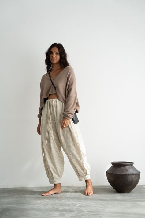 Holistic Style Clothes, Holistic Outfits Women, Outfits For The Desert, Boho Yoga Aesthetic, Every Day Summer Outfit, Summer Bookstore Outfits, Boho Linen Outfit, Boho Fashion Women, Desert Inspired Outfits