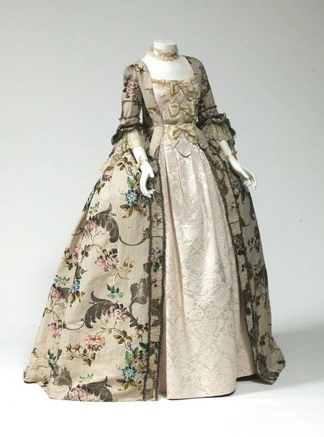 Silk Brocade Robe à la Anglaise, ca. 1760 British Dress 18th Century, 1760s Fashion, Historic Dresses, Georgian Dress, 18th Century Dresses, 1700 Fashion, Gaun Abad Pertengahan, English Dress, Historical Gowns