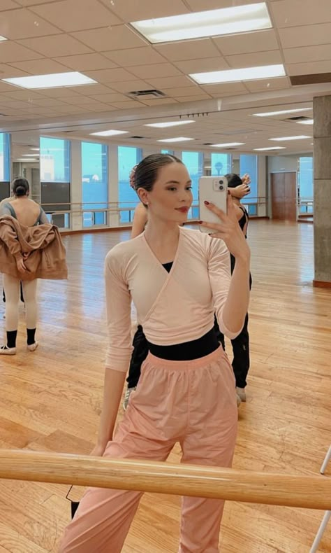 Balletcore Outfits Aesthetic, Modest Balletcore, Ballet Warmup Outfit, Ballet Outfit Aesthetic, Ballet Fits, Contemporary Dance Outfits, Ballet Inspired Fashion, Ballerina Workout, Ballet Hairstyles