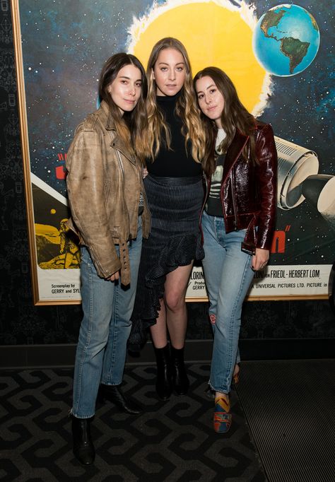 Haim Style Outfits, Haim Style Outfits Band, Haim Sisters Style, Haim Sisters Street Style, That’s So 70s Show Outfits, Haim Sisters Aesthetic, Haim Sisters, Abba On Stage, Haim Style