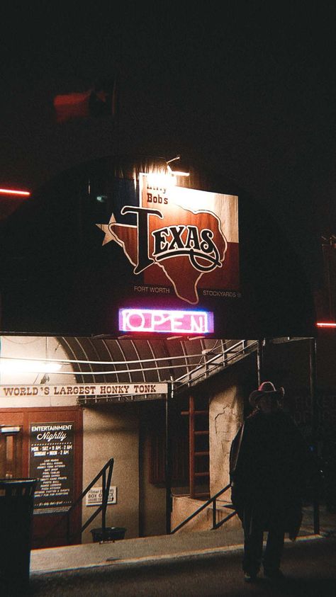 nataliaparreiras on Instagram: Uma noite no Texas! 🤠 #billybobstexas #fortworthtexas #aupairlife #nightout #countrypub #braroundtheworld Texas Night, Texas Aesthetic, Fort Worth Stockyards, Western Town, Texas Towns, Au Pair, Honky Tonk, Lone Star State, Fort Worth Texas