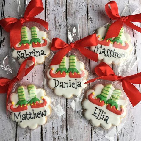 Here is another popular design for this Christmas season! Adorable elf leg place seating cookies! 🎄🎄🎄 Decorate Cookies, Cookie Christmas, Winter Cookie, Cookie Party, Xmas Cookies, Christmas Cookies Decorated, Christmas Sugar Cookies, Fancy Cookies, Creative Cookies