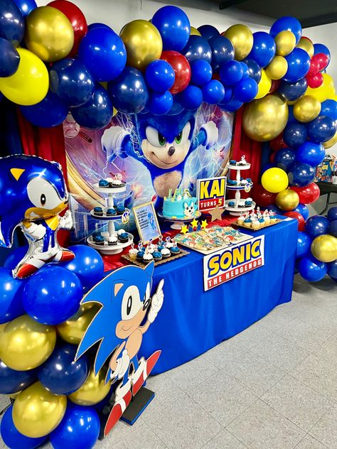 Sonic Birthday Theme Party Ideas, Sonic Balloon Arch, Sonic The Hedgehog Decorations, Super Sonic Birthday Party Ideas, Sonic Hedgehog Birthday Ideas, Sonic The Hedgehog Birthday Party Decor, Sonic Centerpieces Birthday Parties, Boys 5th Birthday Party Ideas, Sonic Theme Birthday Party