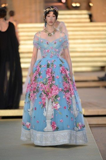 Dolce & Gabbana Herbst/Winter 2019-2020 Haute Couture - Fashion Shows | Vogue Germany Dolce And Gabbana Alta Moda, Dolce Gabbana Alta Moda, Butterfly Princess, Runway Magazine, Ellie Saab, Dream Dresses, Vogue Germany, Dolce E Gabbana, Special Thanks