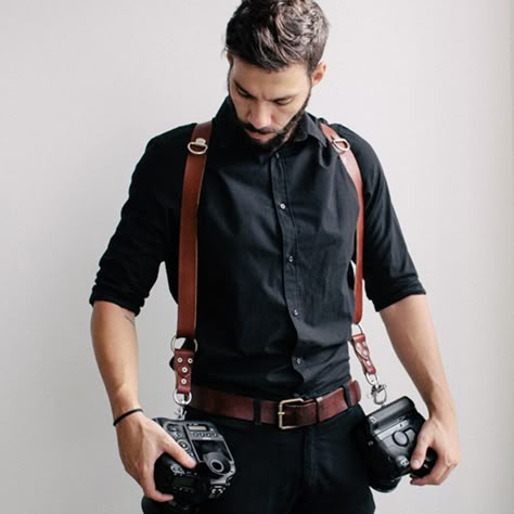 moneymaker Photographer Outfit Dress To Impress, Photographers Outfit, Wedding Photographer Attire, Outfit For Guys, Wedding Photographer Outfit, Leather Suspenders Men, Bartender Outfit, Camera Harness, Photographer Outfit