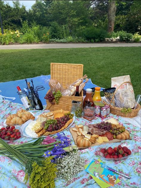 Picnic Date Food, Cottagecore Picnic, Picnic Inspiration, Picnic Birthday, Picnic Date, Perfect Picnic, Picnic Time, Picnic Food, Idee Pasto Sano