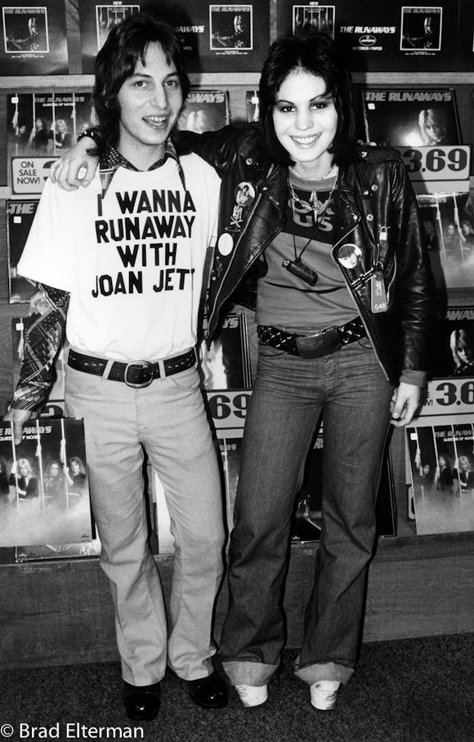 vintage everyday: Joan Jett of The Runaways in Los Angeles, 1970s The Runaways, Rock And Roll Girl, Women Of Rock, Riot Grrrl, Joan Jett, Band Photos, My Chemical, Pop Punk, 70s Fashion