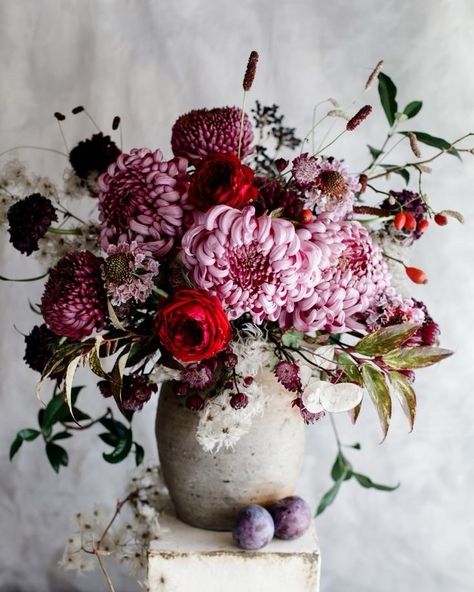 Christine Maynard Art (@christinemaynardart) • Photos et vidéos Instagram Flower Gardening Ideas, Red Flower Arrangements, Winter Flower Arrangements, Winter Floral Arrangements, Winter Arrangements, Flower Tower, Christmas Flower Arrangements, Winter Bouquet, Flower Vase Arrangements