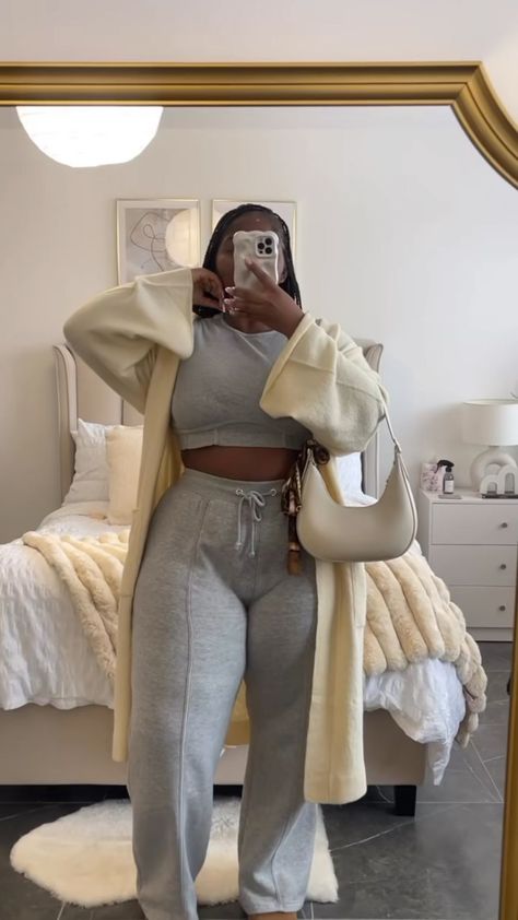 Comfy Lounge Outfits Winter, Mid Size Lounge Wear, Elegant Loungewear Outfits, 2024 Fashion Trends Plus Size, Winter Casual Outfits Black Women, Bum Outfit Lazy Days, Luxury Loungewear Aesthetic, Interview Outfit Plus Size, Lazy Winter Outfits