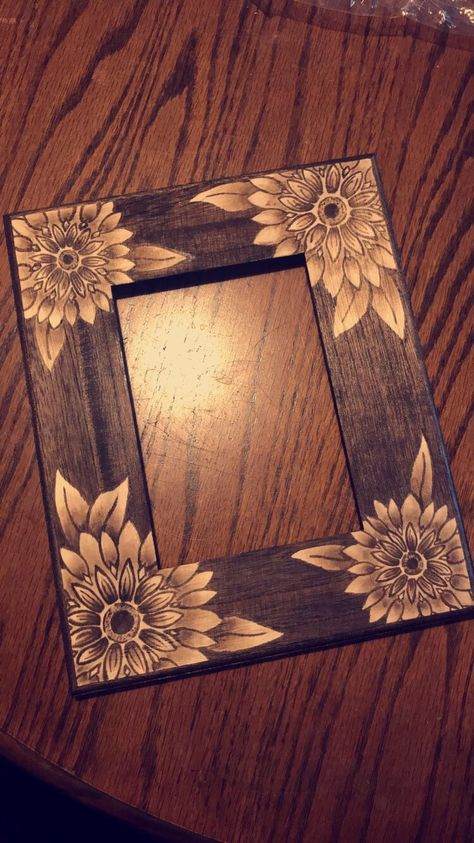 Pyrography Flowers, Pyrography Flowers Wood Burning, Pyrography Picture Frame, Wood Burnt Picture Frame, Wood Burned Sunflower Table, Pyrography Art, Wood Burning Crafts, Wood Burning Patterns, Wood Stain