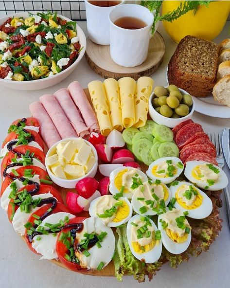 Amazing Food Platters, Decorações Com Comidas, Party Food Buffet, Catering Ideas Food, Party Food Platters, Charcuterie Recipes, Easy Food Art, Buffet Food, Easter Decoration