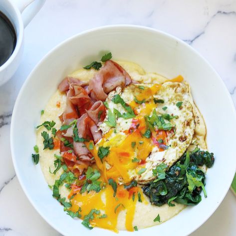 I love a ham and cheese grits bowl! I actually love all things that you can put in a bowl! I mean why not have a bowl of cheesy grits that you top with ham, some spinach, more cheese and a fried egg? So good and all in one yumminess! Grits Bowl, Grits And Eggs, Grits Breakfast, Quick Grits, Harissa Recipes, Country Breakfast, Whole30 Dinner Recipes, Cheesy Grits, Louisiana Hot Sauce