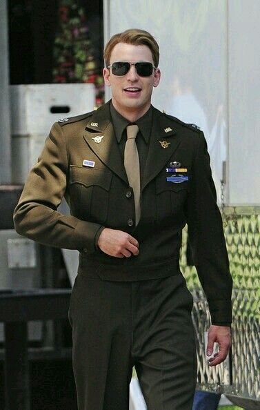 Man In Uniform, Chris Evans Shirtless, Christopher Robert Evans, Chris Evans Funny, Steve Rogers Captain America, Robert Evans, Chris Evans Captain America, Mark Ruffalo, Man Thing Marvel