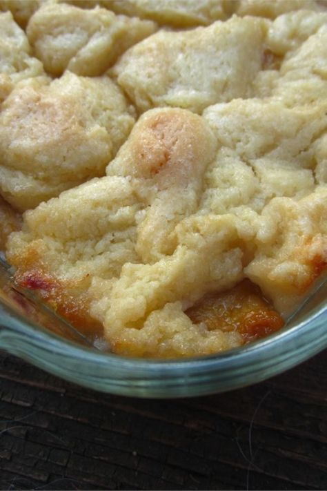 Cookie-Crusted Peach Cobbler | "f you like peaches and sugar cookies this is a perfect combination for a cobbler! It is very sweet and very easy to make." #dessertrecipes #dessertideas #dessertdishes #sweettreats Peach Dessert Recipes, Peach Recipes, Peach Desserts, Dessert Aux Fruits, Peach Cobbler Recipe, Desserts Vegan, Keto Brownies, Peach Recipe, Cookie Crust