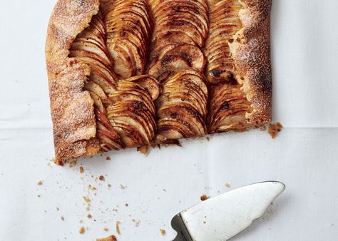 Our 15 Favorite Apple Pie Recipes Slideshow Photos - Bon Appétit Maple Whipped Cream Recipe, Pie Game, Maple Whipped Cream, Apple Galette, Recipes With Whipping Cream, Vegetarian Bake, Apple Tart, Apple Desserts, Baked Apples