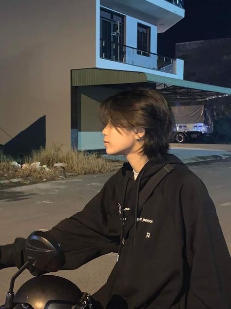 Korean Tomboy Haircut, ผมทรง Long Pixie, Tomboy Pfp, Asian Tomboy Haircut, Two Block Haircut, Tomboy Haircut, Hair Tomboy, Undercut Long Hair, Tomboy Hairstyles