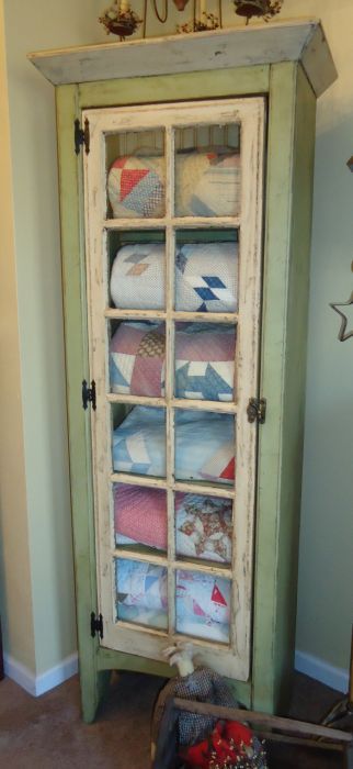 Quilt Cupboard... I love this, almost as much as I love my quilts!! what a great way to show them off in the house without having to have them laid out over the couch! Muebles Shabby Chic, Cottage Style Interiors, Quilt Display, Quilt Storage, Old Windows, Redo Furniture, Repurposed Furniture, Decor Rustic, Cottage Decor