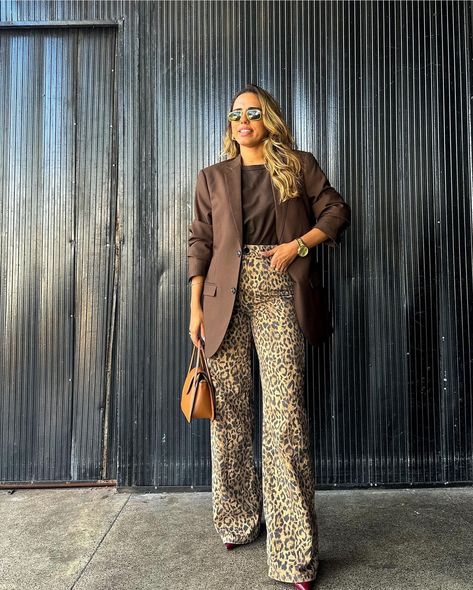 Print Jeans Outfit, Leopard Pants Outfit, Leopard Print Pants Outfit, Printed Pants Outfits, Work Dress Code, Animal Print Jeans, Blazer Outfits Casual, Work Outfit Office, Leopard Print Pants