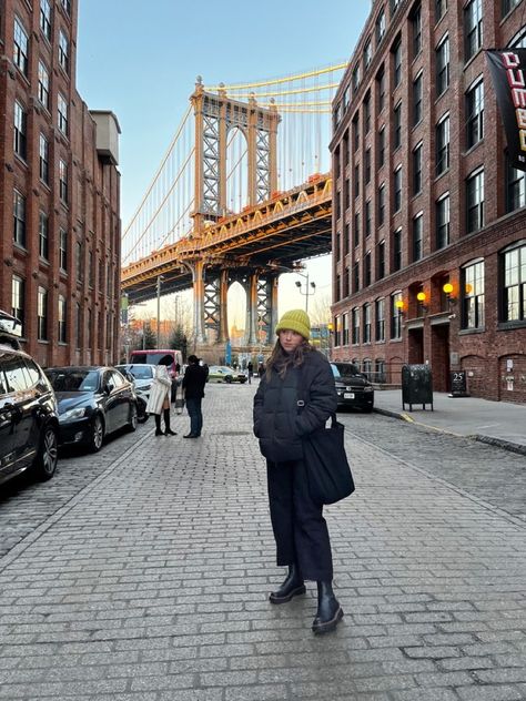 Ny Poses Aesthetic, Dumbo Brooklyn Poses, Dumbo Nyc Aesthetic, Brooklyn Photo Ideas, Dumbo Photoshoot Brooklyn, New York Brooklyn Aesthetic, Brooklyn Girl Aesthetic, Brooklyn Bridge Photo Ideas, Brooklyn Bridge Poses