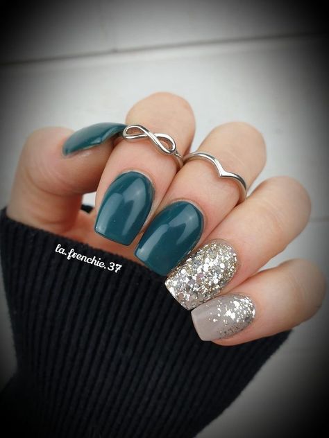 Simple Christmas Nails Dip Powder, Fall Teal Nails, March Gel Nails Ideas, Teal Christmas Nails, Accent Nails Ideas, Holiday Nails Christmas Dip Powder, Christmas Nail Ideas Dip Powder, Holiday Nails Dip Powder, Teal Fall Nails