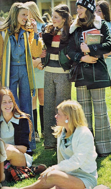 70s Fashion Catalog, 1973 Fashion, 1970s Vibe, 70s Preppy, Seventeen Magazine Fashion, Just Seventeen, 70s Outfit, 70s Women Fashion, Natural Bohemian