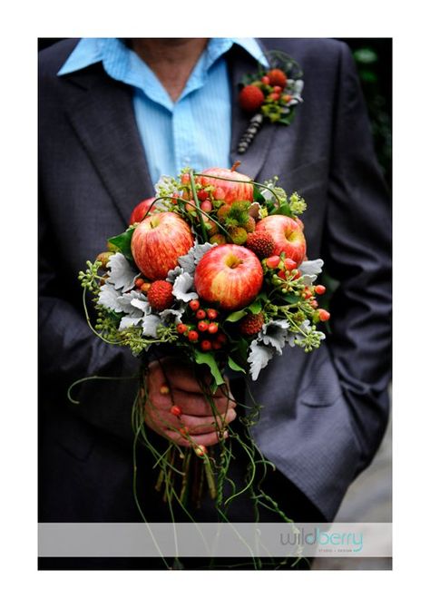 apple bouquet Orchard Wedding Ceremony, Fruit Bouquet Wedding, Orchard Wedding Reception, Homemade Cider, Apple Orchard Wedding, Bar Deco, Apple Wedding, Bobbing For Apples, Orchard Wedding