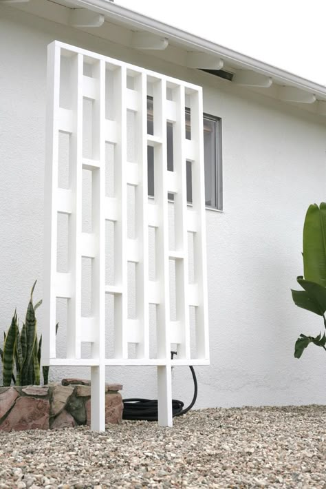 DIY Mid Century Inspired Exterior Screens – SUBURBAN * POP Mid Century Modern Partition Wall, Mid Mod Backyard, Mid Century Trellis, Mid Mod Landscaping, Mid Century Wall Divider, Mid Century Modern Patio Ideas, Mcm Trellis, Midcentury Exterior Products, Mid Century Modern Gate