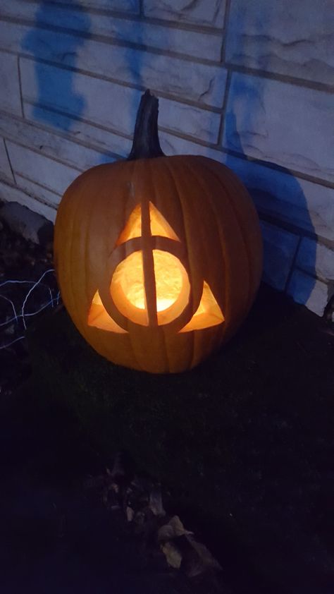 It's not a Harry Potter party without a Deathly Hallows pumpkin! Harry Potter Pumpkin Carving, Harry Potter Pumpkin, Harry Potter Halloween Party, Cute Pumpkin Carving, Halloween Pumpkin Carving Stencils, Pumkin Carving, Creative Pumpkin Carving, Scary Pumpkin Carving, Pumpkin Carving Designs