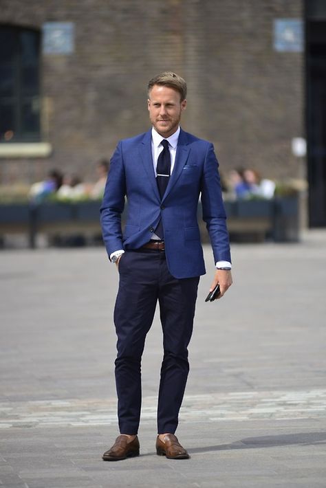 dapper street fashion style . Mens Smart Outfits, Blue Blazer Men, Male Suit, Outfit Hombre, Mens Fashion Magazine, Mens Fashion Blog, Dapper Style, Smart Outfit, Mens Fashion Inspiration