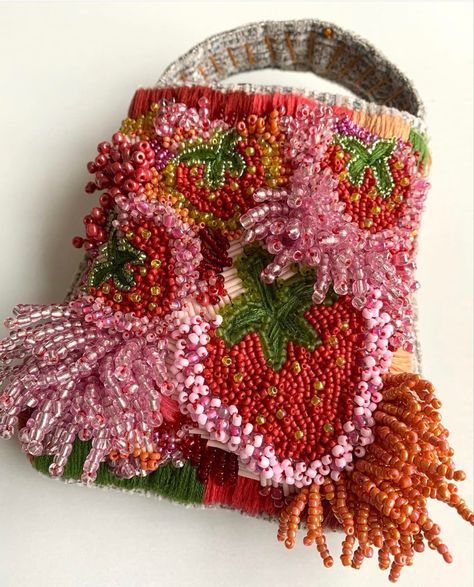 Beaded strawberry purse with mutli color beads but mostly pinks, reds, oranges and greens Beaded Strawberry, Strawberry Purse, Purse Closet, Embroidery Purse, Kawaii Bag, Photography Bags, Tambour Embroidery, My Purse, Bead Sewing