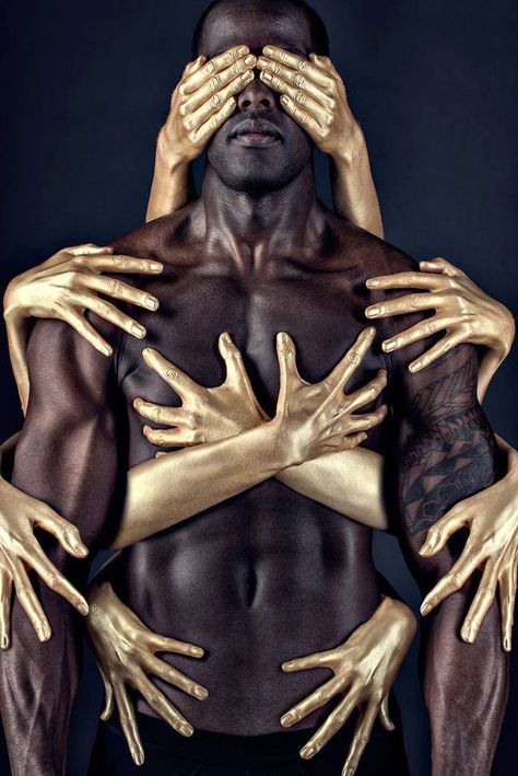 .mooie man met mooie en vooral veel handen 사진 촬영 포즈, Foto Art, Digital Art Illustration, Ex Libris, Gold Paint, Black Is Beautiful, His Hands, Black Art, Body Painting