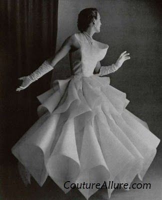 Lanvin-Castillo, spring 1951. Mode Origami, Vintage Evening Gowns, Origami Fashion, Glamour Vintage, Jeanne Lanvin, Fashion 1950s, Retro Mode, Vintage Gowns, Vintage Couture