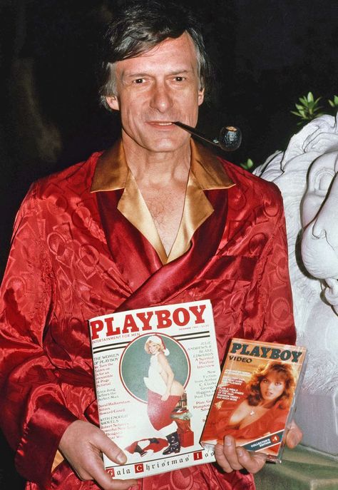 Hugh Hefner's Most Iconic Robe-Wearing Moments Playboy Videos, Blake Edwards, Celebrities Who Died, Hugh Hefner, West Los Angeles, Ian Fleming, Red Room, Bunny Costume, Margaret Atwood