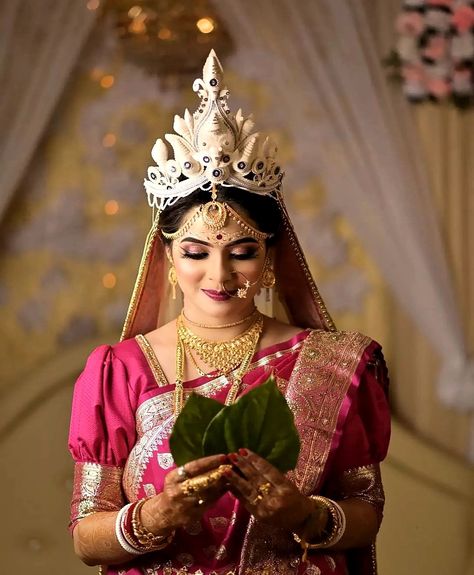 Bengali Bride Makeup, Banarasi Saree Blouse, Banarasi Blouse, Bengali Bridal Makeup, Bride Photos Poses, Groom Photoshoot, Bengali Bride, Bride Photoshoot, Bengali Wedding