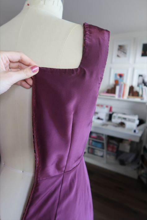 In this video I show how to put in a dress lining by hand after the lining has been constructed. Using the techniques of a fell stitch and pick stitch, attaching a lining is done with great style and control. Couture sewing techniques will add luxury to your couture garment. After showing how to sew the neckline and armscye, I will show how to bag out the lining at the bottom hem of the dress. Pick Stitch, Dress With Pleats, Couture Sewing Techniques, Polyester Dress, Couture Sewing, Princess Seam, Hem Dress, Couture Dresses, Fashion Sewing