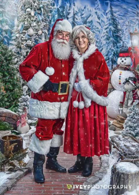 Santa And Mrs Clause Photoshoot, Santa And Mrs Claus Picture, Hor Devours, Santa Images, Santa Claus House, Santa Claus Photos, Christmas Pictures Vintage, Christmas Picture Books, Santa Claus Pictures