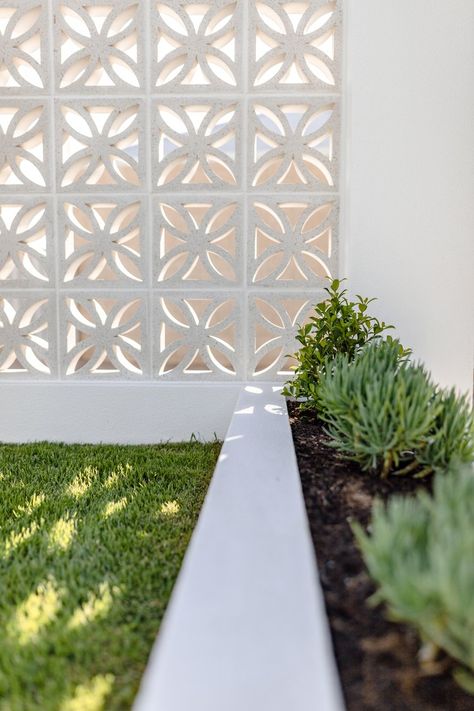 Breeze Block Fence, Front Fences, Landscape Renovation, Breeze Block Wall, Breeze Blocks, House Facade, Front Courtyard, Entertainment Area, Fence Landscaping