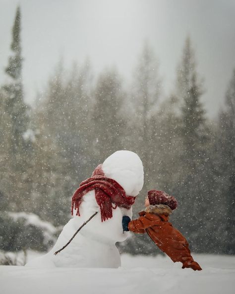 Meg Loeks on Instagram: “He’s been trying to push Frosty back up for the past week 😬☃️” Snowman Real, Winter Solstice Celebration, Image Positive, Metallic Christmas, Snow Pictures, Snow Photography, I Love Winter, Winter Photo, Winter Photos