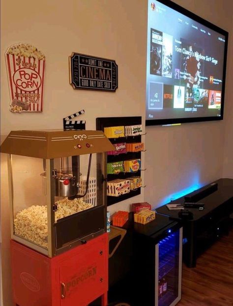 Movie Room Diy, Small Movie Room, Theatre Room Ideas, Theater Room Decor, Movie Theater Rooms, Theater Room Design, Hangout Room, Movie Room Decor, Home Cinema Room