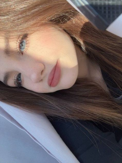 Girl With Brown Hair, Pretty Makeup, Blonde Girl, Girl Face, Pretty Face, Makeup Routine, Aesthetic Girl, Maquillaje De Ojos, A Car