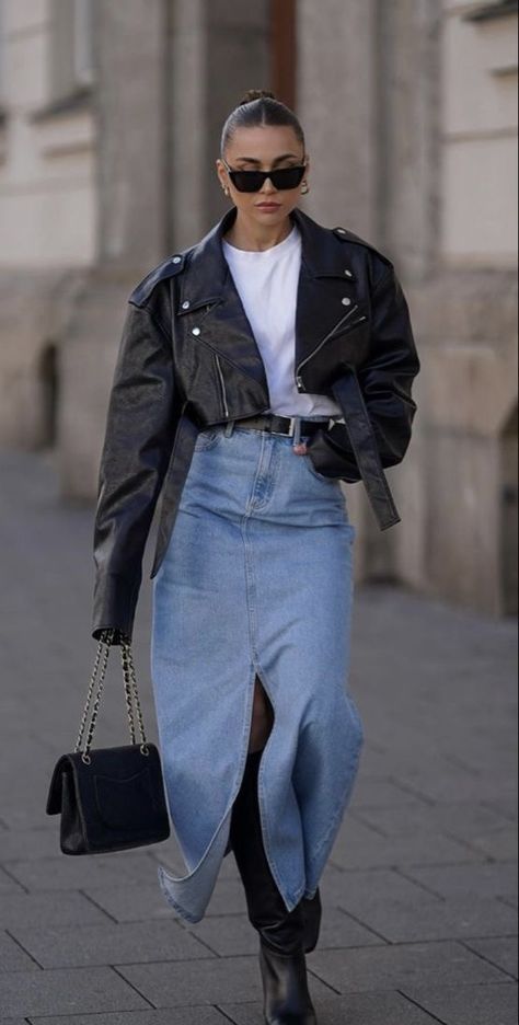 Denim Midi skirt outfit ideas for fall, leather jacket, moto leather jacket, boots, outfits with boots for fall 2023, plus size outfit inspiration Mode Zara, Denim Skirt Outfits, Rock Outfit, Moda Jeans, Leather Jacket Outfits, Looks Street Style, Looks Chic, Jeans Rock, Autumn Outfit