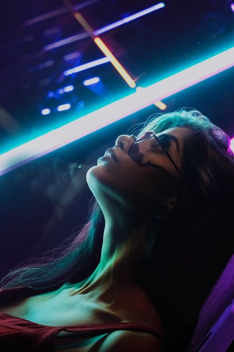 Night portrait of a young lade looking up. There is a bright white neon light above her. Overall image is dark and blue. 80's Vibes, Neon Girl, St Paddys Day, Night Scene, Dark Room, Portrait Artist, Hd Images, Filmmaking, Cyberpunk