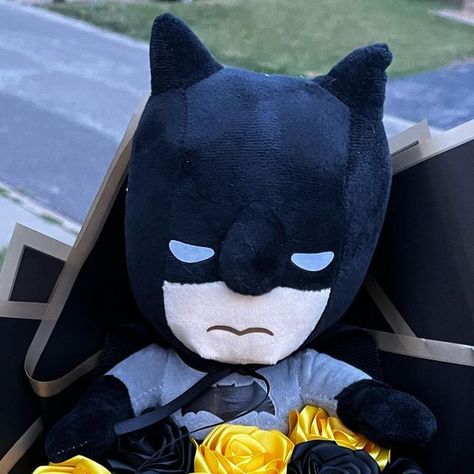 𝐅𝐨𝐫𝐞𝐯𝐞𝐫𝐋𝐚𝐬𝐭𝐢𝐧𝐠𝐁𝐨𝐮𝐪𝐮𝐞𝐭𝐬 on Instagram: "batman bouquet 🦇!! - #explorepage✨ #smallbusiness #roses #ribbon #foreverlasting #bouquets #trending #viral #supportsmallbussiness #ramos #stl #bouquet #batmanbouquet" Batman Flower Bouquet, Batman Ribbon Bouquet, Ribbon Bouquet For Boyfriend, Batman Flowers, Batman Bouquet, Dark Vader, Batman Gifts, Ribbon Flowers Bouquet, Batman Inspired